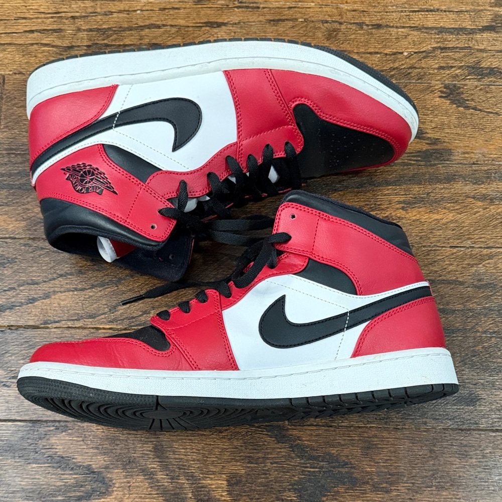 Nike Jordan 1 Retro basketball Black and Red Mid Sneakers - Picture 4 of 8